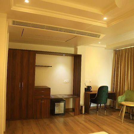 Sapphire Sky Hotel Ντεχραντούν Εξωτερικό φωτογραφία
